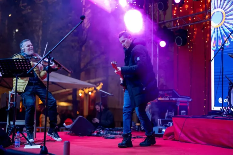 Pogledajte kako je Advent u Zadru gorio uz Tajči: &Scaron;ljokičaste kombinacije i crvene kapice