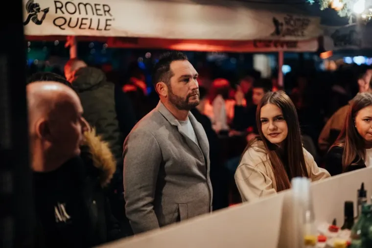 Pogledajte kako je Advent u Zadru gorio uz Tajči: &Scaron;ljokičaste kombinacije i crvene kapice