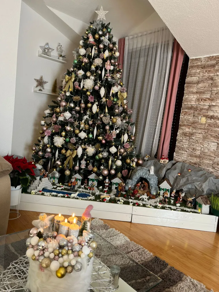 Blagdanska magija! Donosimo 40 va&scaron;ih jelki koje su očarale redakciju