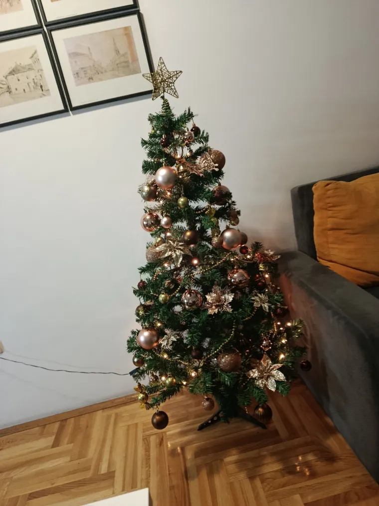 Jedna ljep&scaron;a od druge: Utrka se zahuktava, ovo su va&scaron;e čarobne božićne jelke