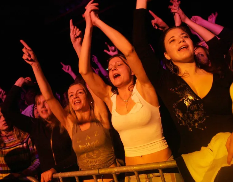 Drugačija frizura, neobična moda: Mnogi neće prepoznati Severinu na fotografijama starim 20 godina