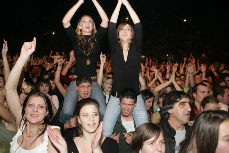 Drugačija frizura, neobična moda: Mnogi neće prepoznati Severinu na fotografijama starim 20 godina