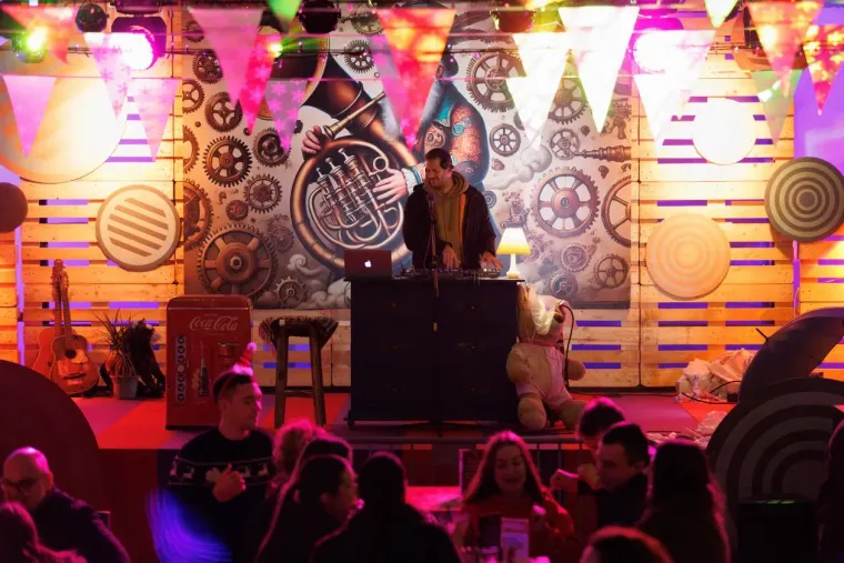 Ljepotica u smeđoj bundi zasjala na zadarskom adventu