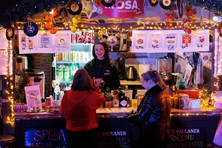 Ljepotica u smeđoj bundi zasjala na zadarskom adventu