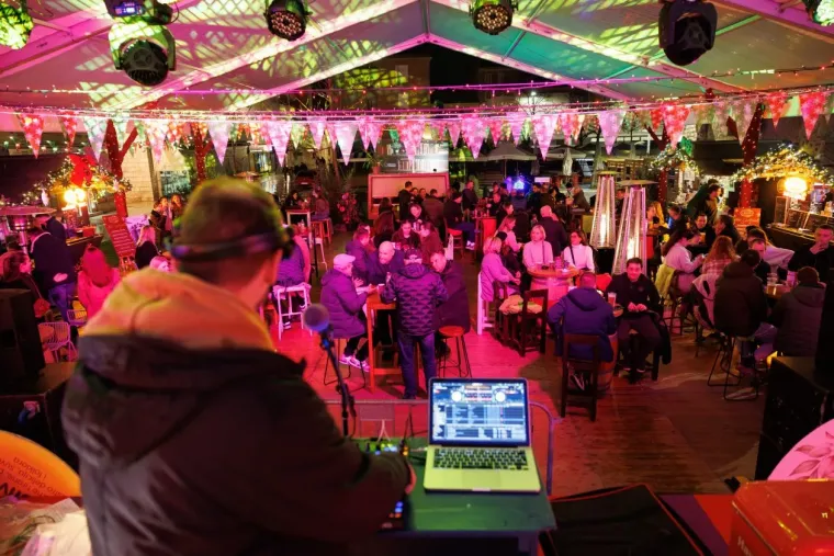 Ljepotica u smeđoj bundi zasjala na zadarskom adventu