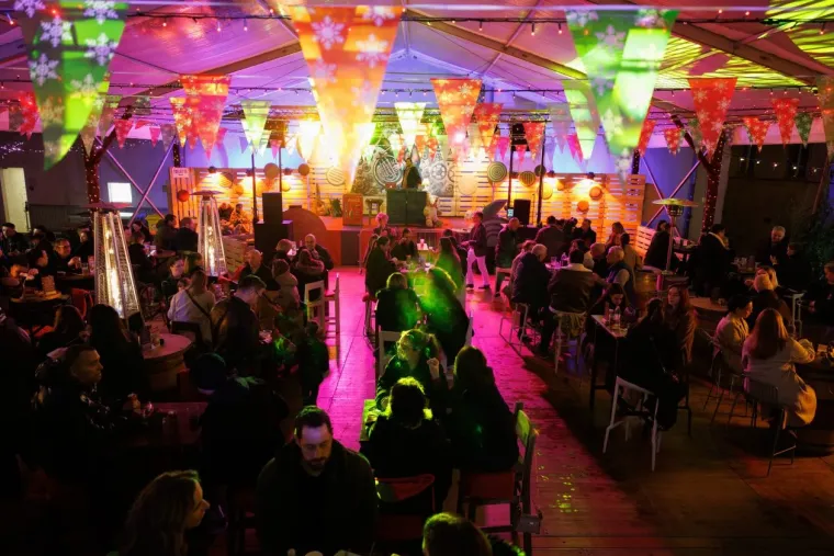 Ljepotica u smeđoj bundi zasjala na zadarskom adventu