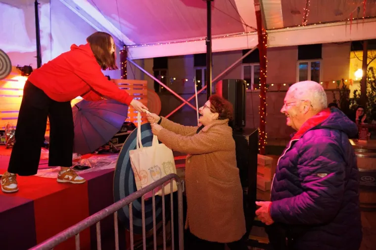 Ljepotica u smeđoj bundi zasjala na zadarskom adventu