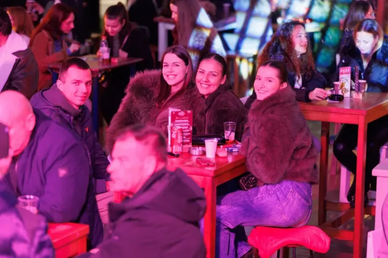 Ljepotica u smeđoj bundi zasjala na zadarskom adventu