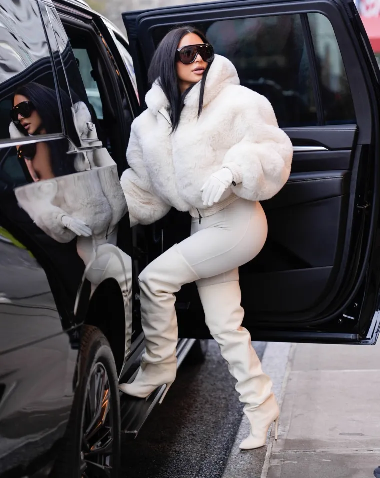 Ni hladnoća je ne može sputati: Glamurozna Kim Kardashian istaknula obline