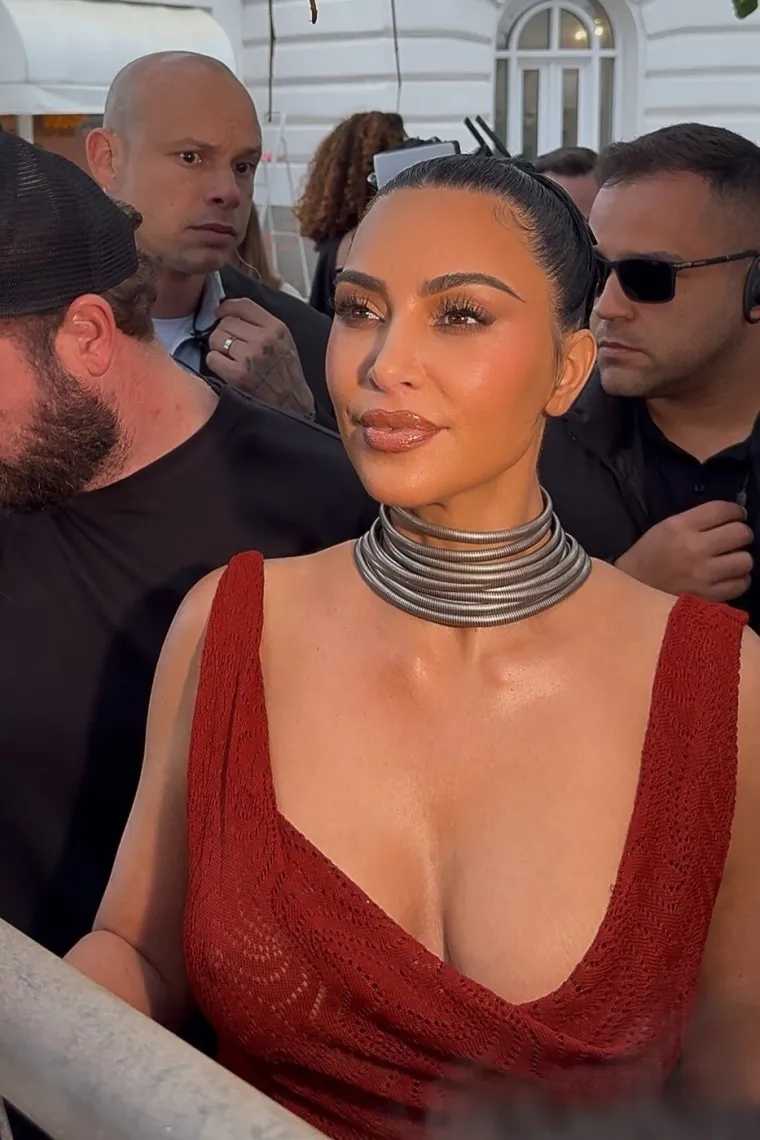 Ni hladnoća je ne može sputati: Glamurozna Kim Kardashian istaknula obline