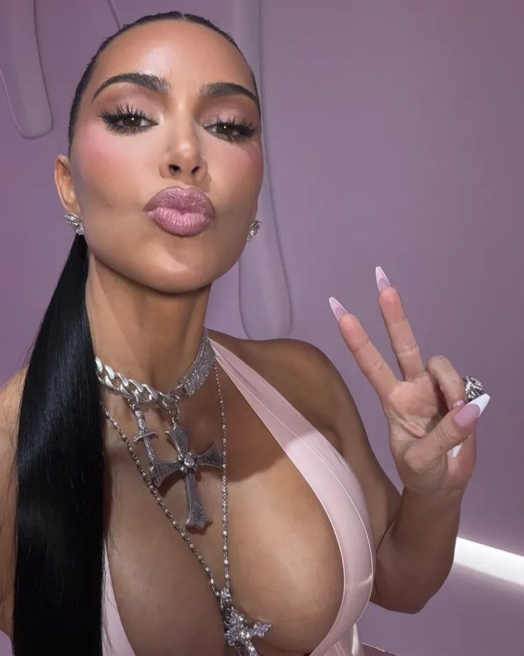 Ni hladnoća je ne može sputati: Glamurozna Kim Kardashian istaknula obline