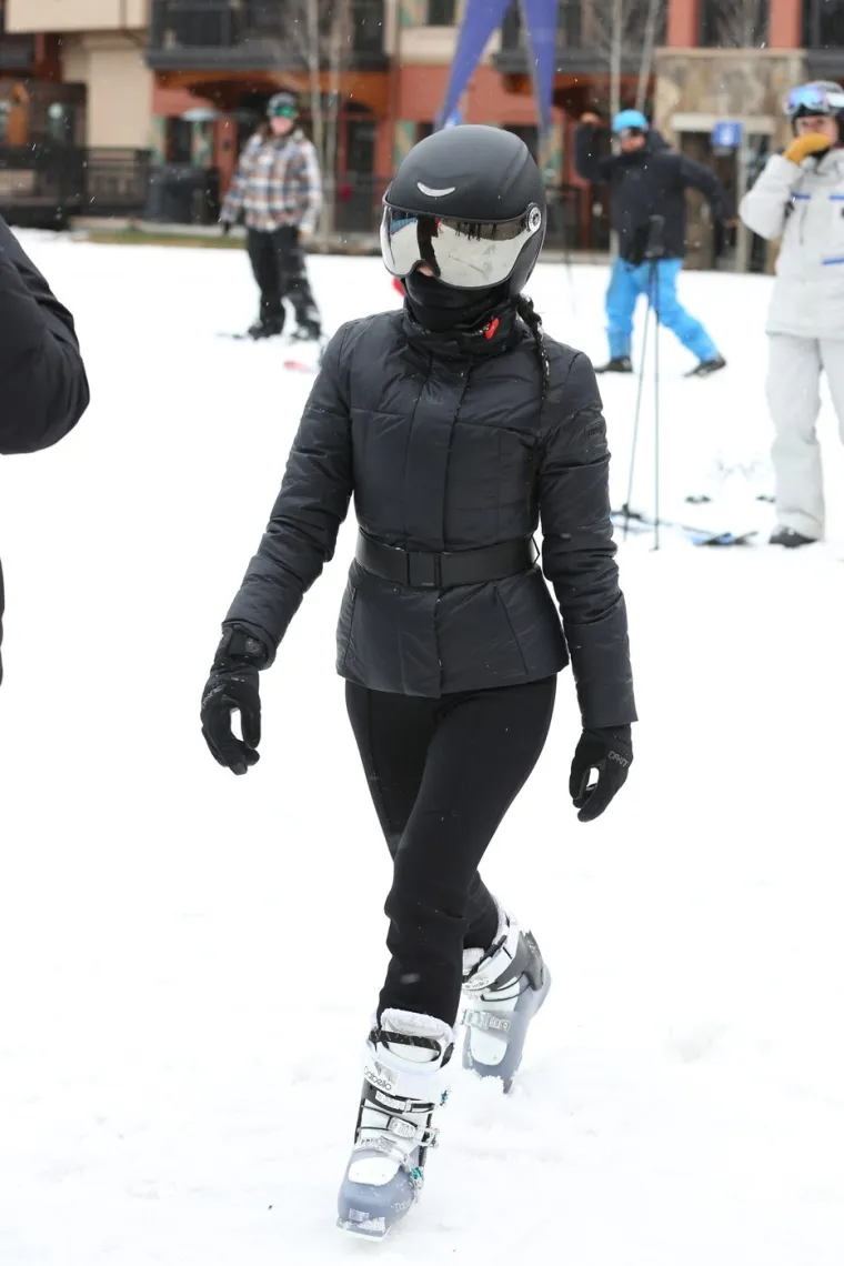 Ni hladnoća je ne može sputati: Glamurozna Kim Kardashian istaknula obline