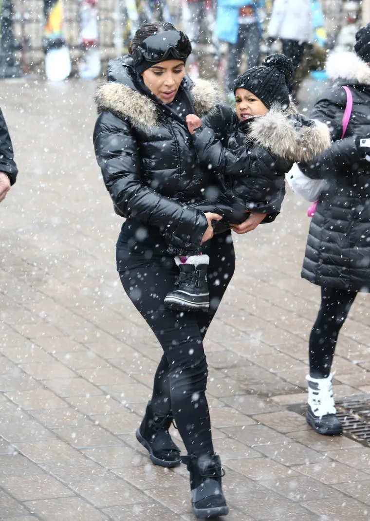 Ni hladnoća je ne može sputati: Glamurozna Kim Kardashian istaknula obline