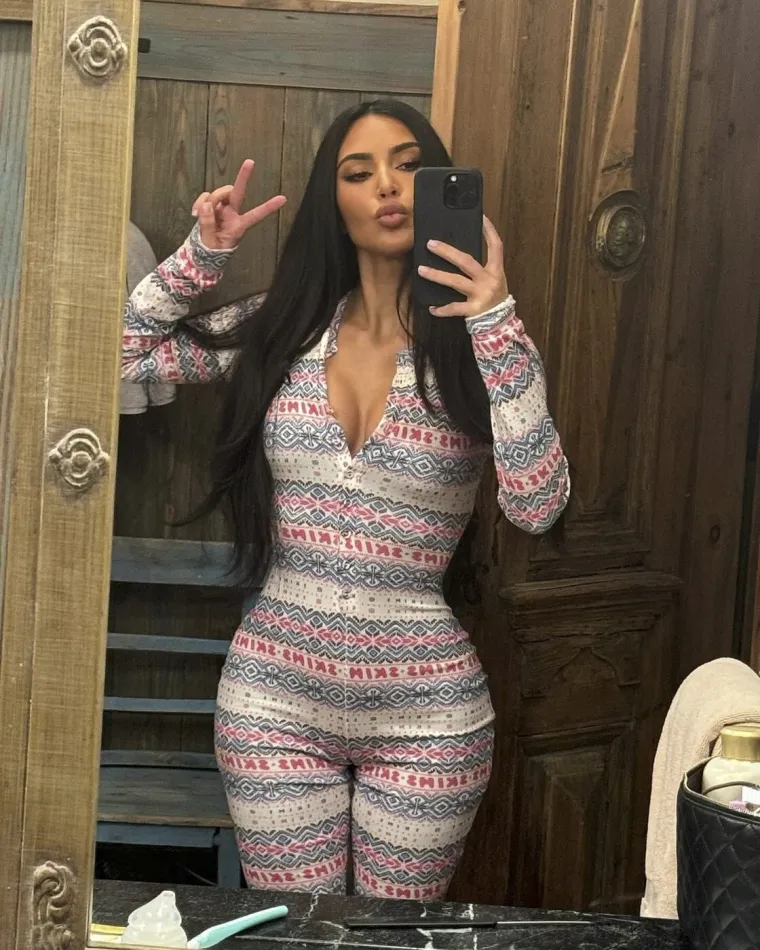 Ni hladnoća je ne može sputati: Glamurozna Kim Kardashian istaknula obline