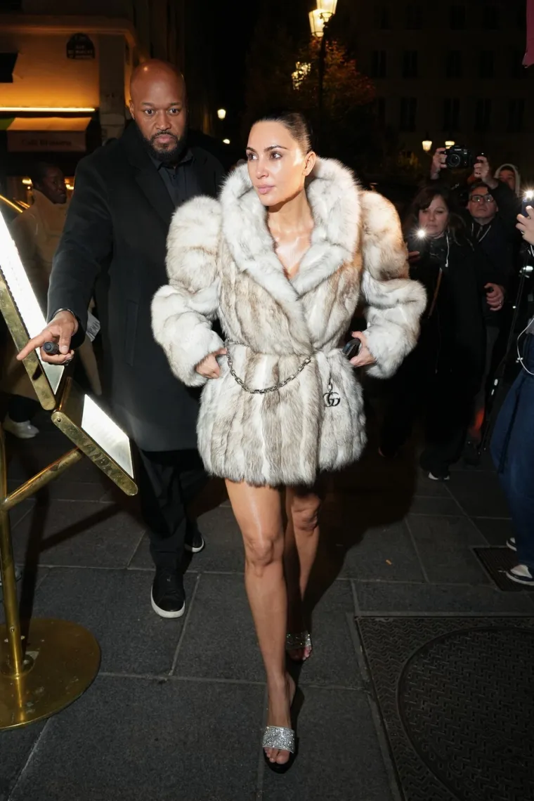 Ni hladnoća je ne može sputati: Glamurozna Kim Kardashian istaknula obline