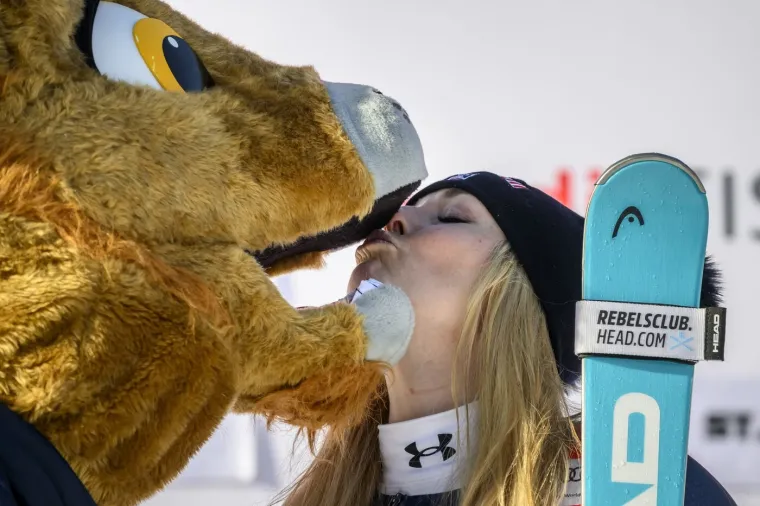 Najzgodnija skija&scaron;ica se emotivno 'raspala' na postolju: Suzno lice krije tajnu razgovora s ocem