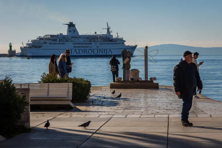 E Splićani baš znaju uživati: Pogledajte atmosferu u Splitu, lijepe djevojke pile kavu na suncu