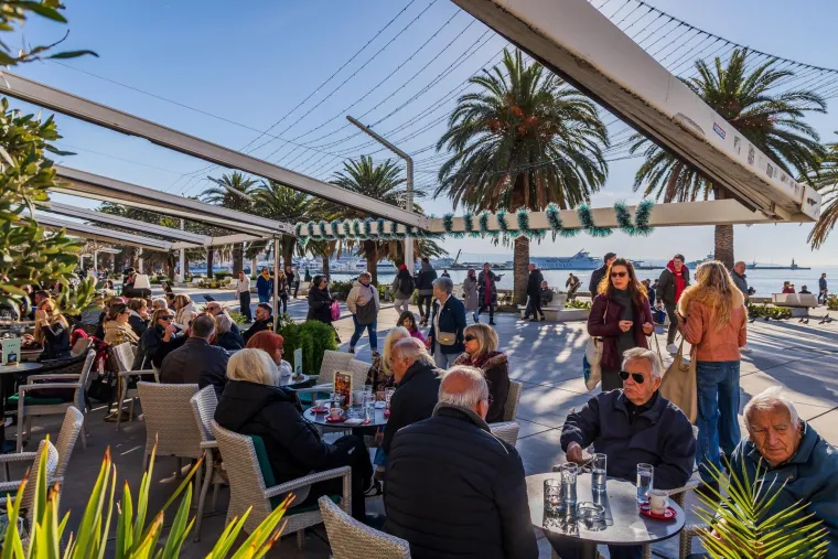 E Splićani baš znaju uživati: Pogledajte atmosferu u Splitu, lijepe djevojke pile kavu na suncu