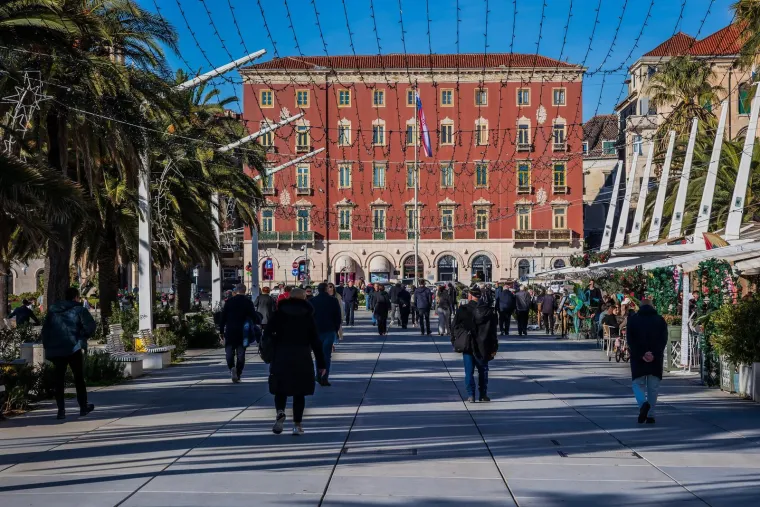 E Splićani baš znaju uživati: Pogledajte atmosferu u Splitu, lijepe djevojke pile kavu na suncu