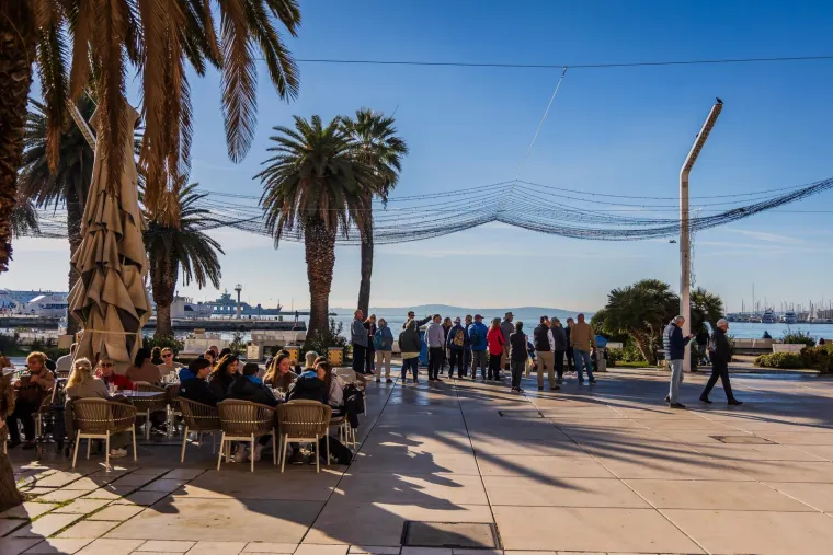 E Splićani ba&scaron; znaju uživati: Pogledajte atmosferu u Splitu, lijepe djevojke pile kavu na suncu