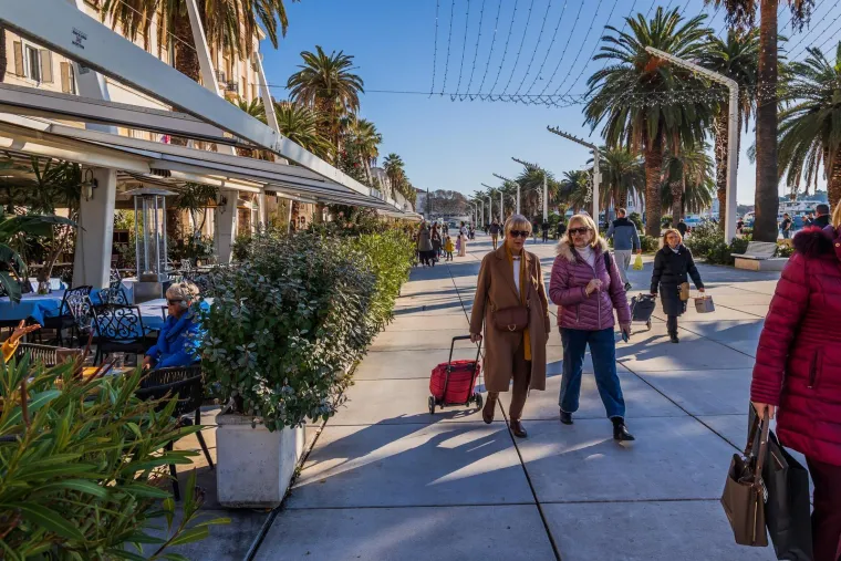 E Splićani ba&scaron; znaju uživati: Pogledajte atmosferu u Splitu, lijepe djevojke pile kavu na suncu