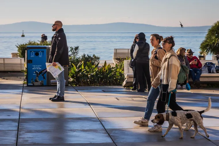 E Splićani ba&scaron; znaju uživati: Pogledajte atmosferu u Splitu, lijepe djevojke pile kavu na suncu