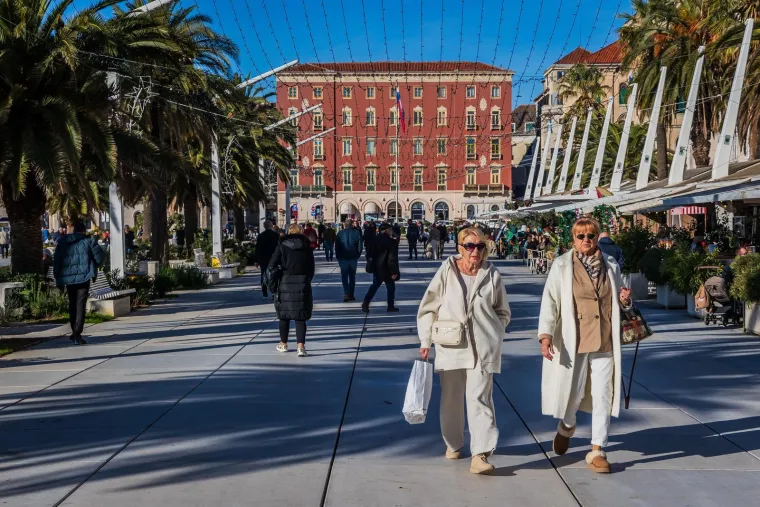 E Splićani ba&scaron; znaju uživati: Pogledajte atmosferu u Splitu, lijepe djevojke pile kavu na suncu