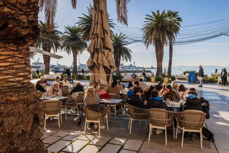 E Splićani ba&scaron; znaju uživati: Pogledajte atmosferu u Splitu, lijepe djevojke pile kavu na suncu