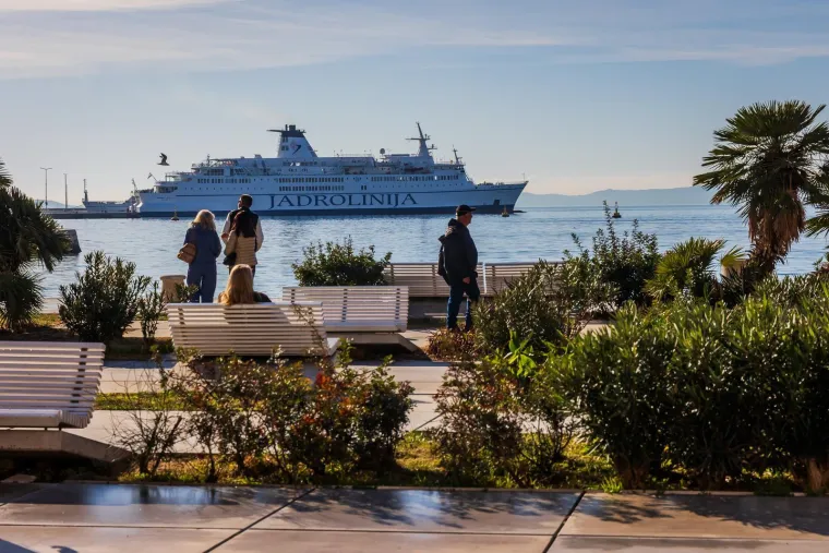 E Splićani ba&scaron; znaju uživati: Pogledajte atmosferu u Splitu, lijepe djevojke pile kavu na suncu