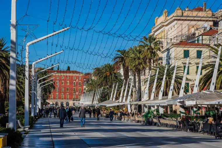 E Splićani ba&scaron; znaju uživati: Pogledajte atmosferu u Splitu, lijepe djevojke pile kavu na suncu