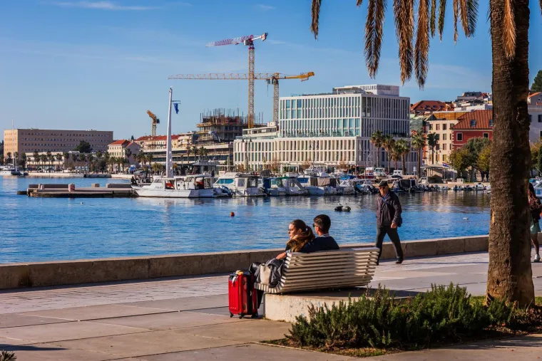 E Splićani ba&scaron; znaju uživati: Pogledajte atmosferu u Splitu, lijepe djevojke pile kavu na suncu