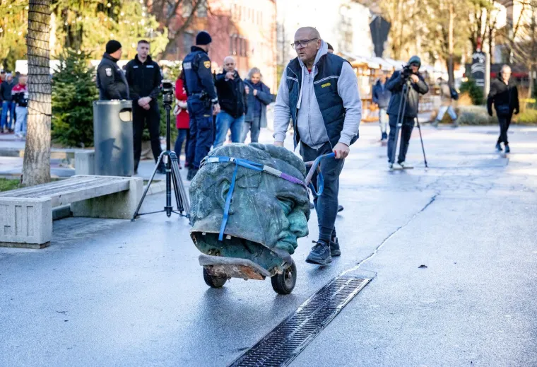 Tito vi&scaron;e nije bezglav, glava mu je opet na ramenima: Pogledajte kako su mu je vratili