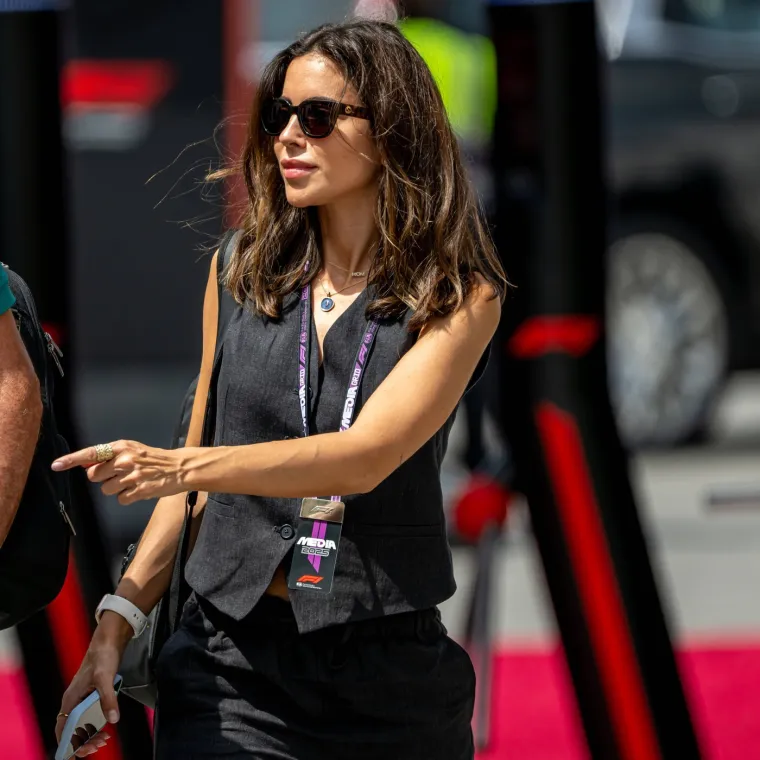 Plijeni poglede gdje god se pojavi: Ima 38 godina, troje djece i uskoro rađa prvo dijete F1 legendi