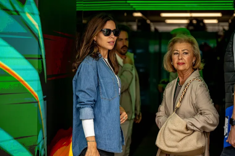 Plijeni poglede gdje god se pojavi: Ima 38 godina, troje djece i uskoro rađa prvo dijete F1 legendi