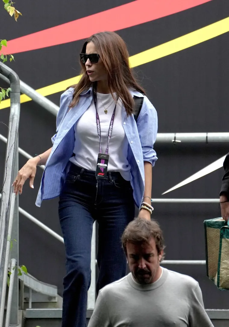 Plijeni poglede gdje god se pojavi: Ima 38 godina, troje djece i uskoro rađa prvo dijete F1 legendi