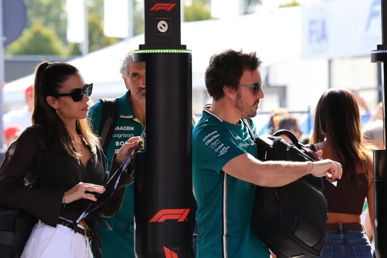 Plijeni poglede gdje god se pojavi: Ima 38 godina, troje djece i uskoro rađa prvo dijete F1 legendi