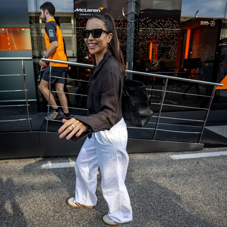 Plijeni poglede gdje god se pojavi: Ima 38 godina, troje djece i uskoro rađa prvo dijete F1 legendi