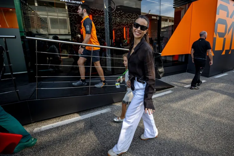 Plijeni poglede gdje god se pojavi: Ima 38 godina, troje djece i uskoro rađa prvo dijete F1 legendi