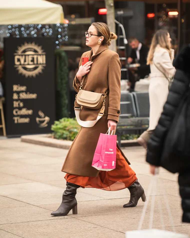 Kovrčava ljepotica bila je glavna zvijezda zagrebačke &scaron;pice, a pojavila se i zgodna liječnica