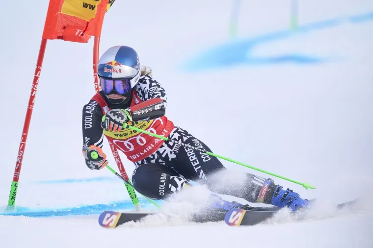 Jedna od najzgodnijih skija&scaron;ica iznenadila crnim predmetom na licu: Pogledajte o čemu se radi