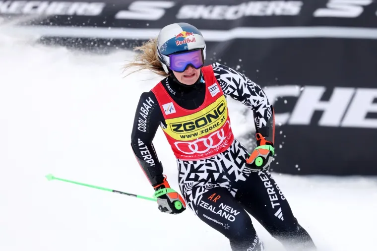 Jedna od najzgodnijih skija&scaron;ica iznenadila crnim predmetom na licu: Pogledajte o čemu se radi