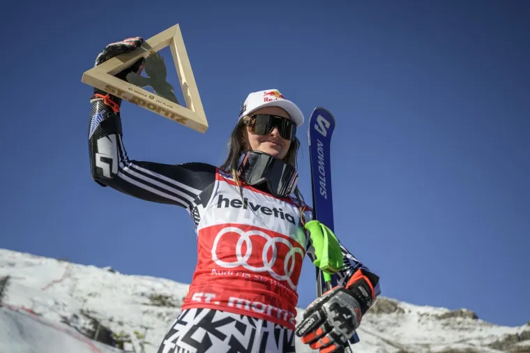 Jedna od najzgodnijih skija&scaron;ica iznenadila crnim predmetom na licu: Pogledajte o čemu se radi