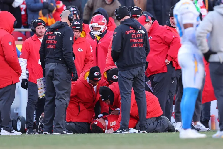 &Scaron;ok na stadionu: Najbolji igrač dana&scaron;njice leži u agoniji, igrači mole na koljenima