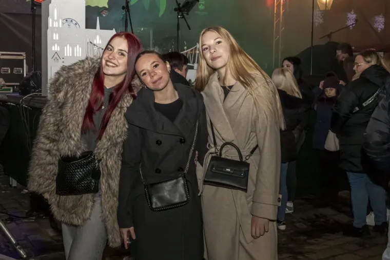 Unatoč minusu, one su ukrale show: Legice u crnim minjacima i visokim čizmama zapalile Osijek