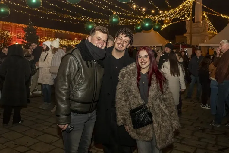 Unatoč minusu, one su ukrale show: Legice u crnim minjacima i visokim čizmama zapalile Osijek