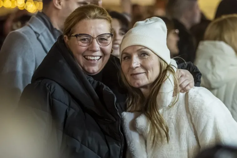 Unatoč minusu, one su ukrale show: Legice u crnim minjacima i visokim čizmama zapalile Osijek