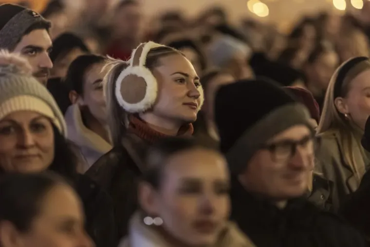 Unatoč minusu, one su ukrale show: Legice u crnim minjacima i visokim čizmama zapalile Osijek