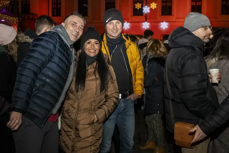 Unatoč minusu, one su ukrale show: Legice u crnim minjacima i visokim čizmama zapalile Osijek