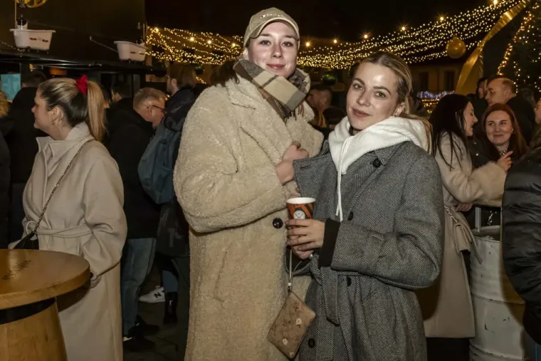 Unatoč minusu, one su ukrale show: Legice u crnim minjacima i visokim čizmama zapalile Osijek