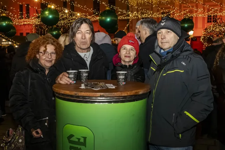 Unatoč minusu, one su ukrale show: Legice u crnim minjacima i visokim čizmama zapalile Osijek